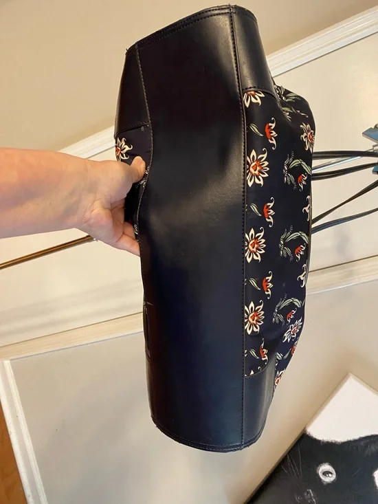 Ella Large Printed Tote - Picture 11 of 14